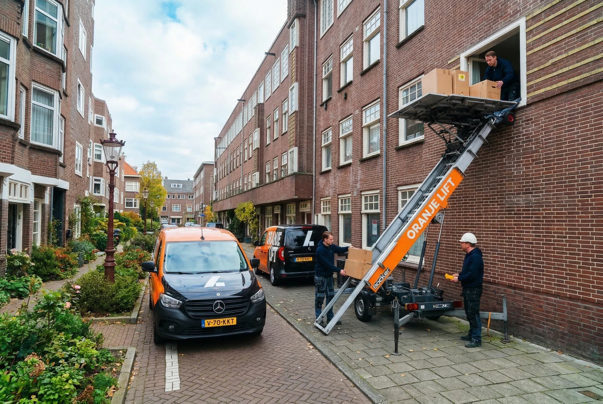 Aanhangerlift geplaatst in een smalle straat in Arnhem